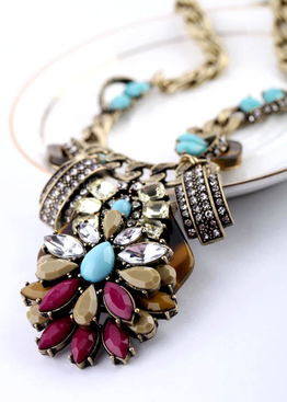 复古风潮再临 欧美时尚饰品批发直销中的花朵镶钻项链新趋势